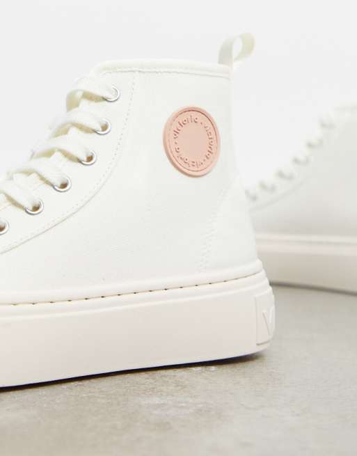 Victoria store style converse