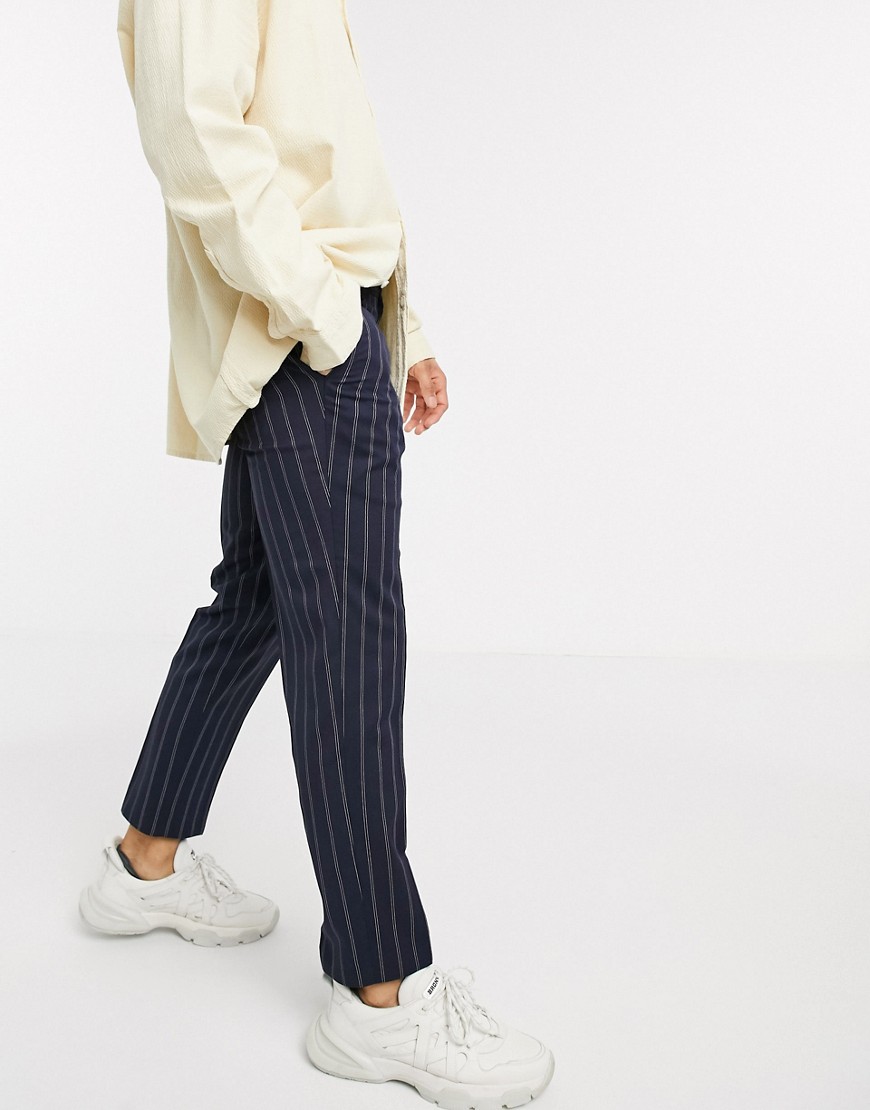 Viggo – Marinblå, randiga och ankellånga byxor i återvunnen polyester med avsmalnande passform