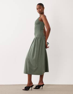 VILA - Ärmelloses, gesmoktes Midikleid in Salbeigrün