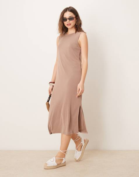 VILA – Ärmelloses Jersey-Midikleid in Kamelbraun - view 1
