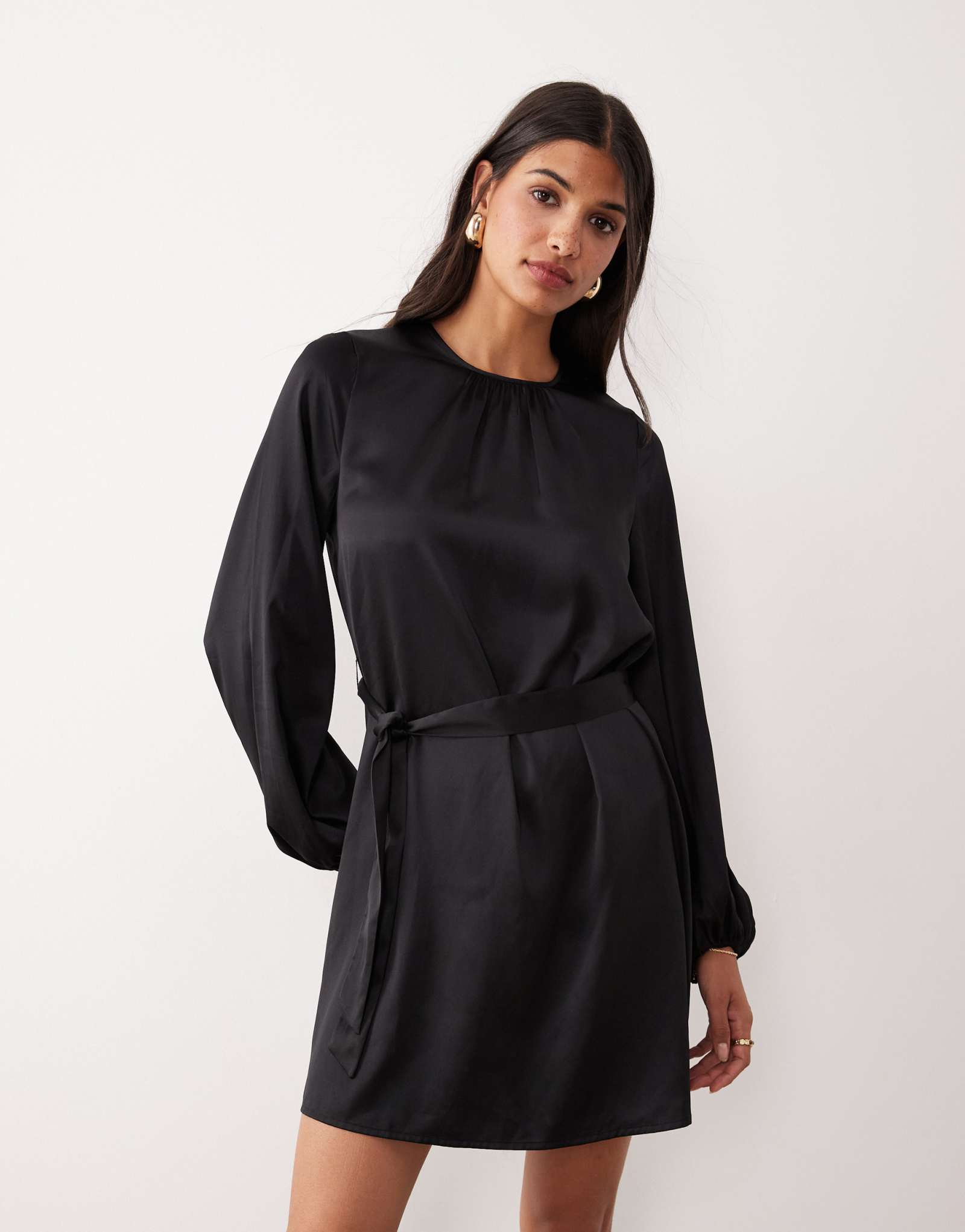 Мини-платье черного цвета с атласной завязкой на талии и рукавами-баллончиками VILA черного цвета