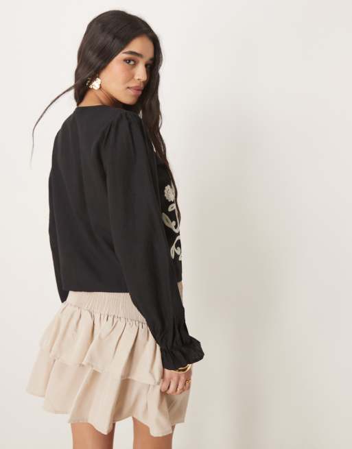 Vila - Blusa nera allacciata sul davanti con ricamo floreale a contrasto, 4 di 4