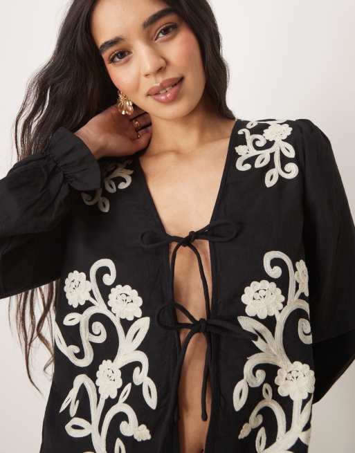 Vila – Bluse in Schwarz mit Bindeband vorn und kontrastierender Blumenstickerei, 3 von 4