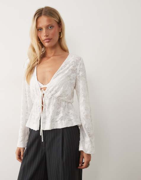 Vila Bluse mit Bindung vorn in Cremeweiß mit strukturierter Jacquard-Optik - view 1