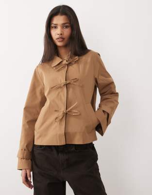 Vila Bow Tie Short Trench Coat In Brown