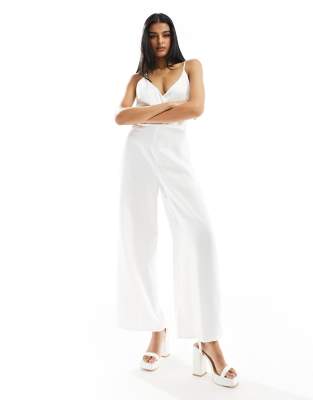 Vila - Bridal - Braut-Jumpsuit aus Satin in Weiß mit Wickeldesign vorne und Beinschlitz