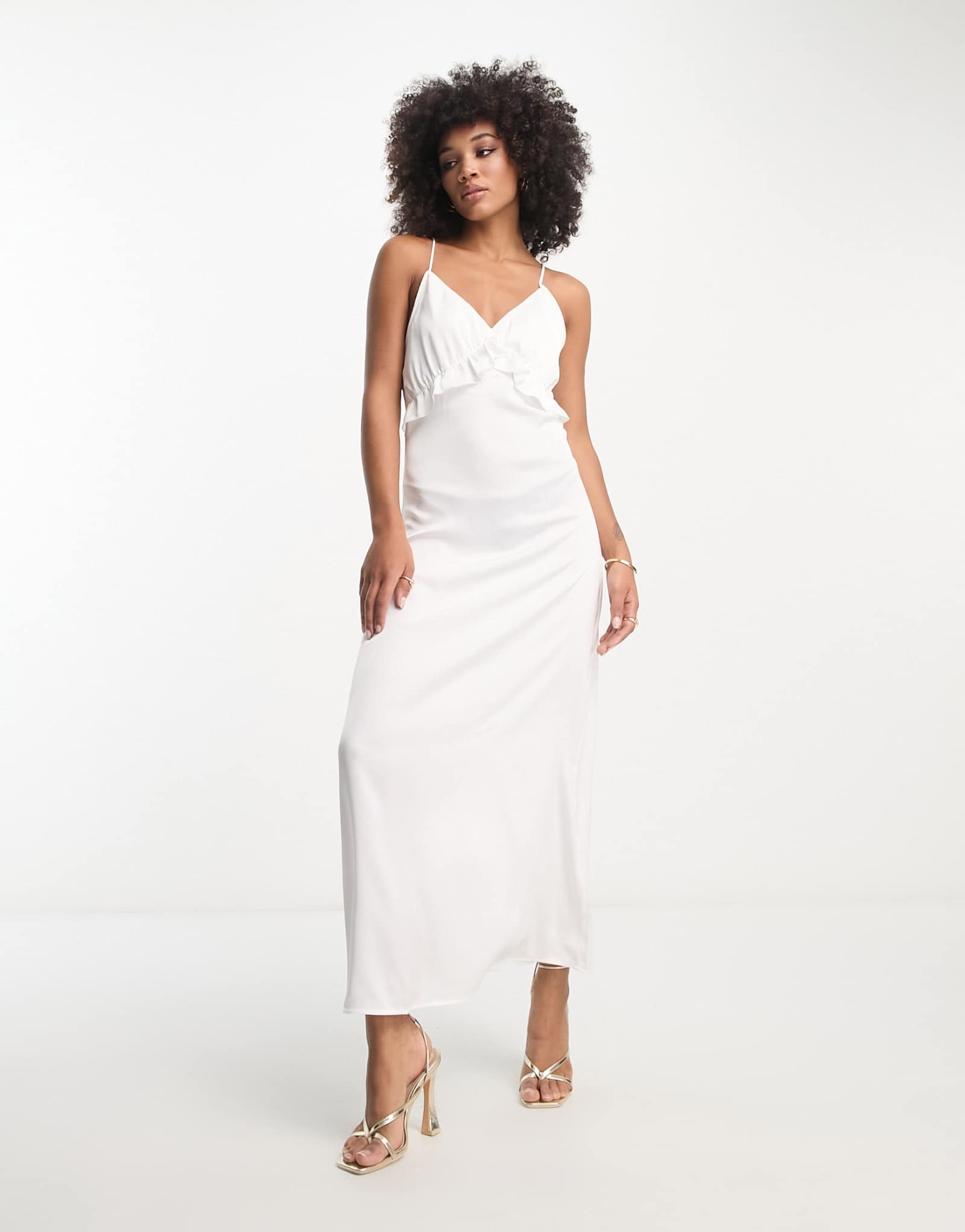 Свадебное атласное макси-платье-комбинация Vila Bridal белого цвета с оборками