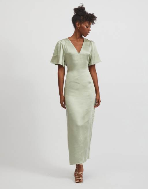 Vila – Bridesmaid – Maxikleid aus Satin in Grün mit Flügelärmeln und Bindegürtel
