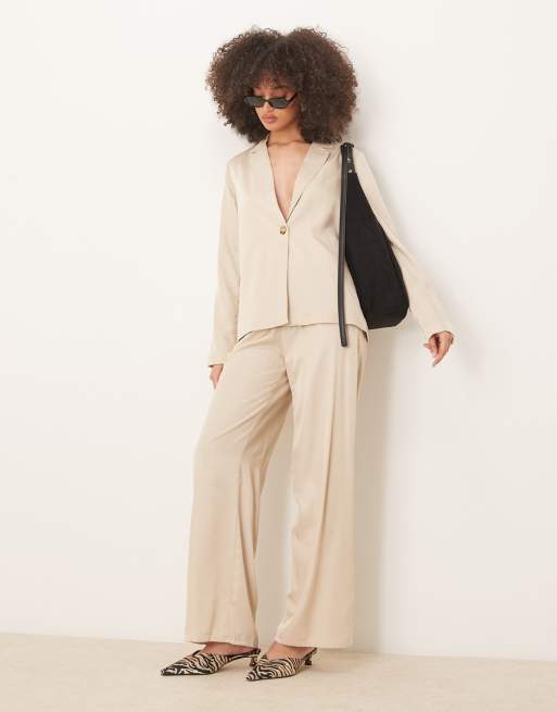 VILA - Broek met wijde pijpen en gestrikte taille in lichtbeige, deel van co-ord set