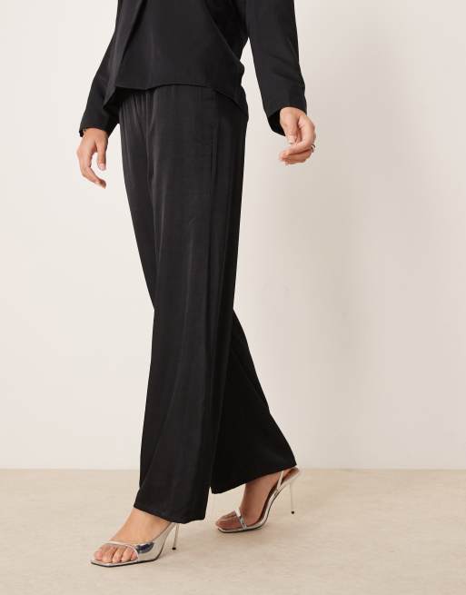 VILA - Broek met wijde pijpen en gestrikte taille in zwart, deel van co-ord set, 2 van 5