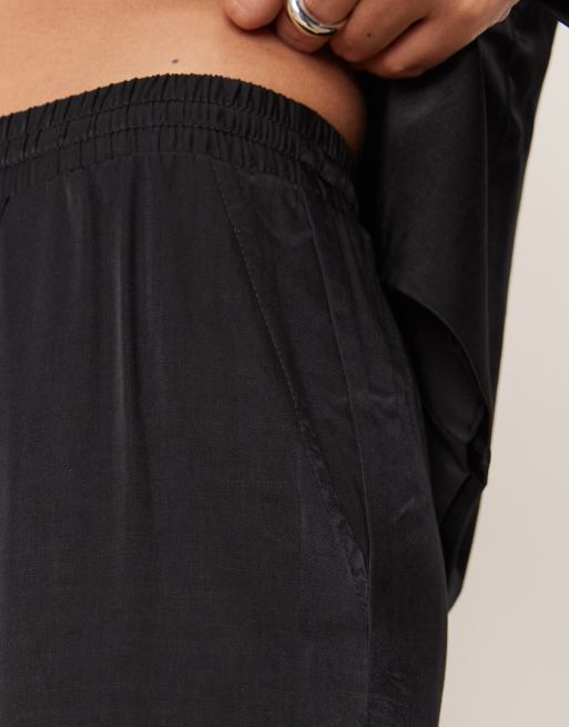 VILA - Broek met wijde pijpen en gestrikte taille in zwart, deel van co-ord set, 5 van 5