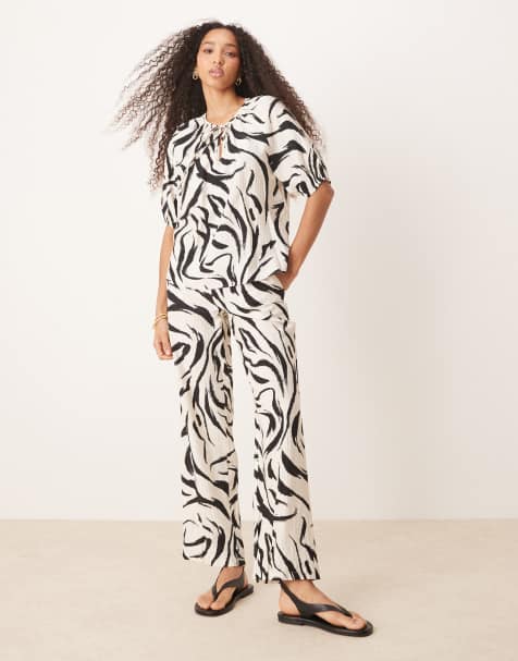 VILA - Broek met wijde pijpen en print in zwart-wit, deel van co-ord set - view 1