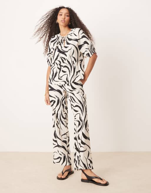 VILA - Broek met wijde pijpen en print in zwart-wit, deel van co-ord set
