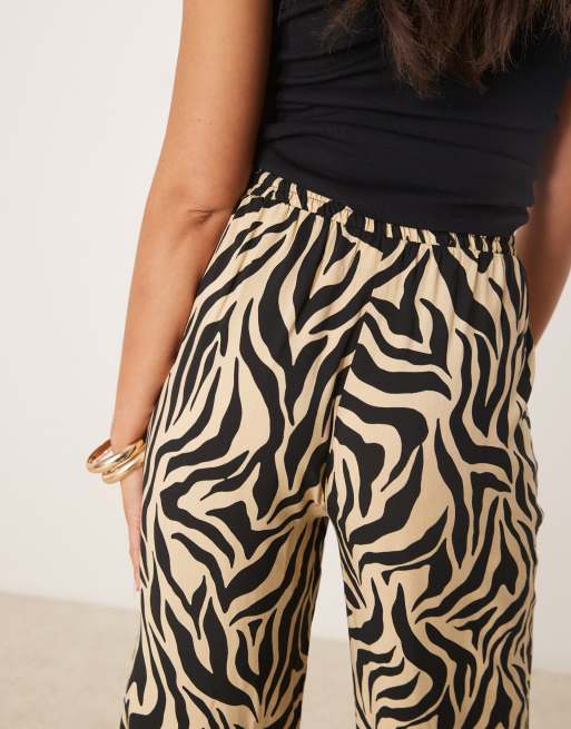 VILA - Broek met zebraprint en wijde pijpen in gebroken wit, 4 van 5