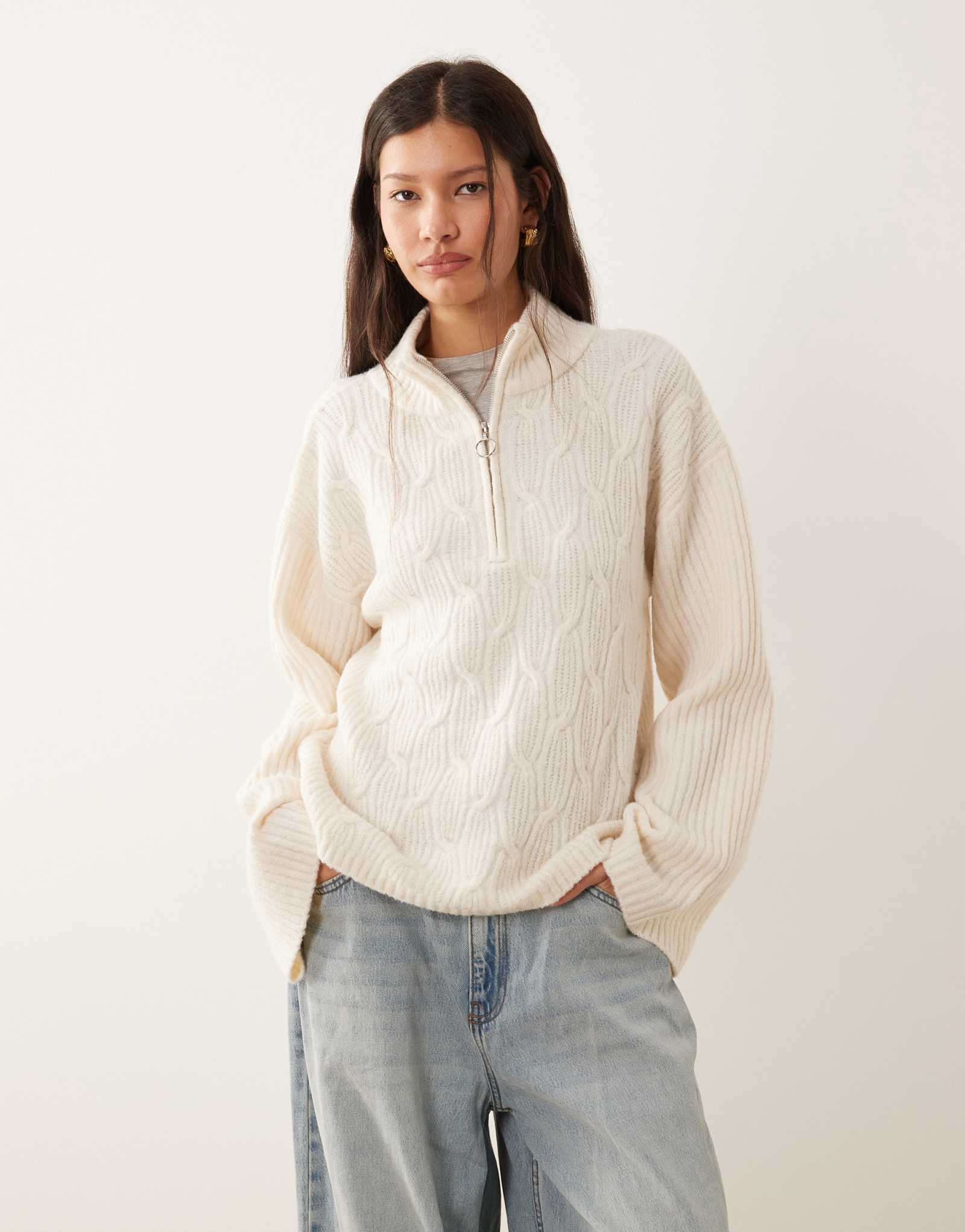 Свитер кремового цвета с застежкой-молнией из кабельной вязки Vila кремового цвета