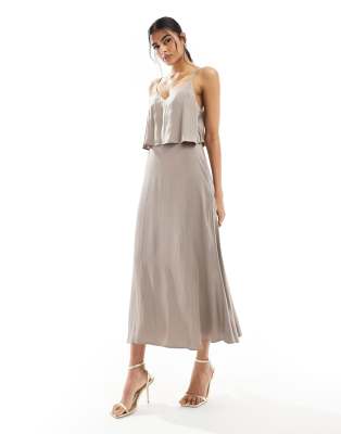 Vila - Camisole-Maxikleid in Taupe aus gehämmertem Satin mit gestuftem Oberteil-Brown