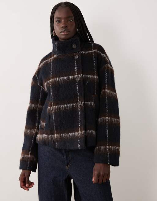 Vila chaqueta corta con cuello alzado de efecto lana cepillada a cuadros azul marino y marrón, 2 de 4