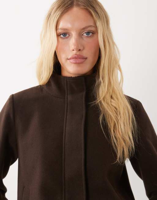 Vila - chaqueta corta con cuello alzado efecto lana en marrón chocolate, 3 de 4