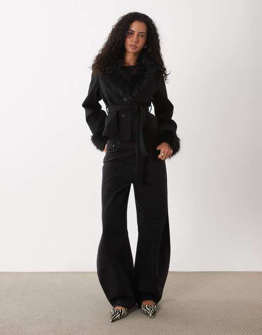 Vila - Chaqueta negra con cuello y puños de piel sintética y cinturón, 4 de 4