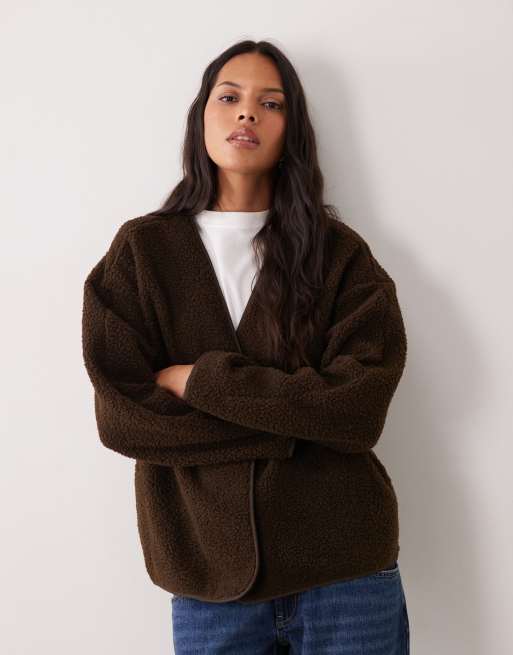 Vila - chaqueta teddy con cuello de pico en marrón chocolate, 4 de 4