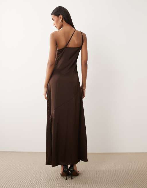 Vila - Chokoladebrun maxikjole med oneshoulder-snit og stropdetaljer i satin, 2 af 4