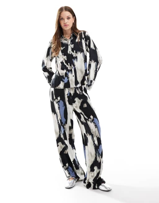 Vila - Co-ord set van broek van satijn met wijde pijpen en overhemd met grafische print in blauw