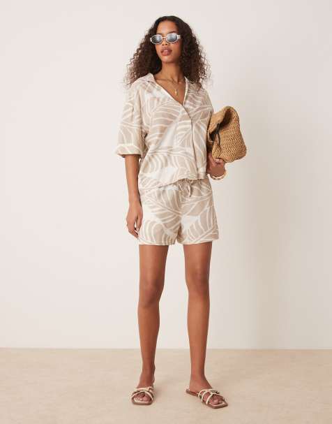 Vila - Completo con stampa di foglie oversize tono su tono con pantaloncini a vita alta e top squadrato stile polo - view 1