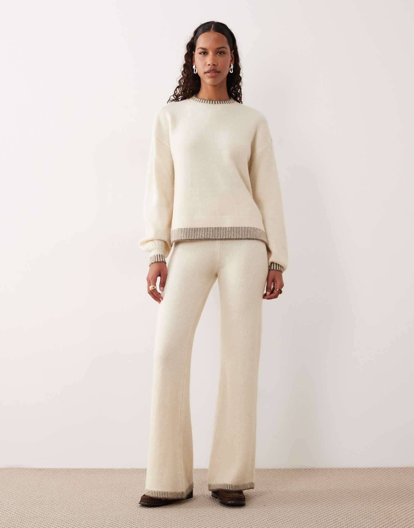 Широкие трикотажные брюки Vila с контрастной отделкой кремового цвета - часть комплекта