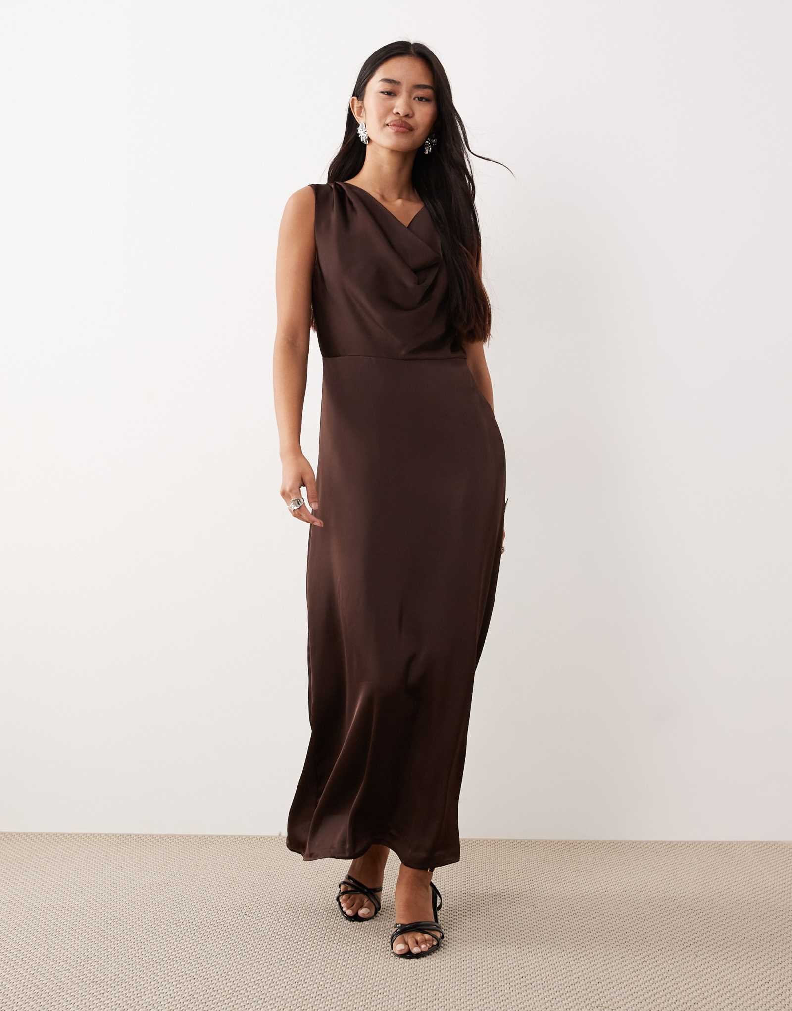 Атласное миди-платье с глубоким вырезом VILA шоколадно-коричневого цвета