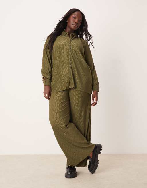 VILA Curve - Coordinato color oliva scuro con camicia plissé e pantaloni