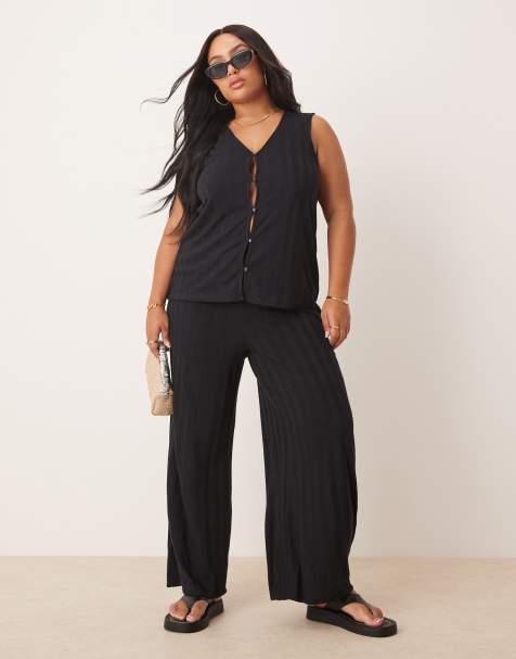 VILA Curve – Leichtes, geripptes Strick-Set in Schwarz mit ärmelloser Weste und Hose mit weitem Bein - view 1