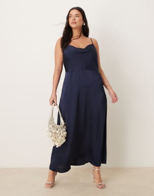 VILA Curve - Maxi-Trägerkleid aus Satin in Marineblau mit Wasserfallausschnitt