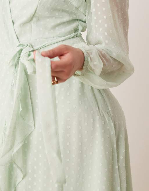 Vila Curve – Maxi-Wickelkleid aus Dobby-Stoff in Salbeigrün mit Rüschen, 4 von 4