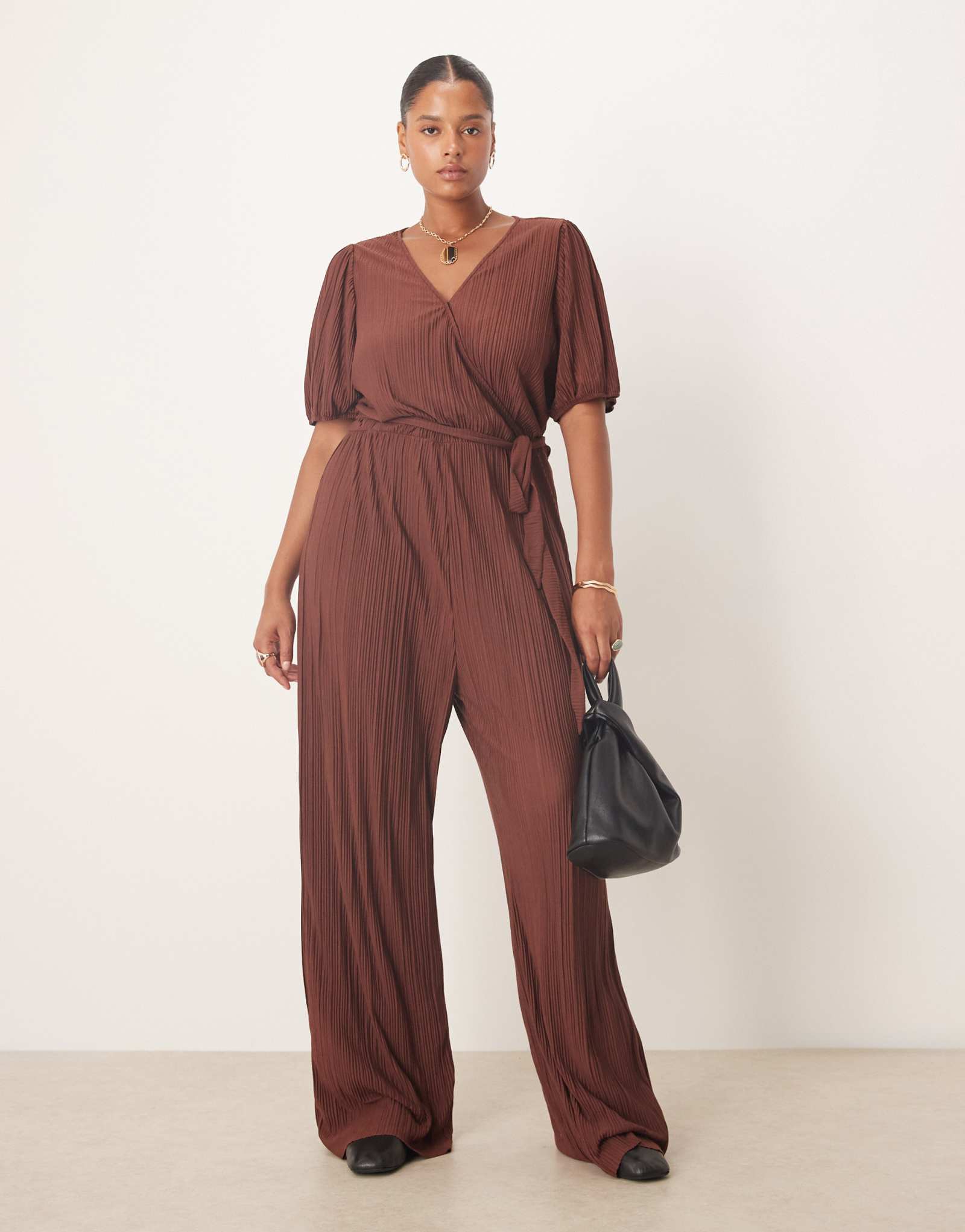 Комбинезон Vila Curve plisse с запахом спереди шоколадно-коричневого цвета