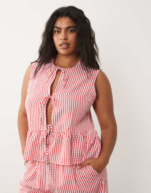 Vila Curve - Coordinato con top allacciato sul davanti e pantaloncini a vita alta rosso e bianco a quadretti, 2 di 3