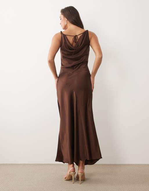 Vila – Czekoladowobrązowa satynowa sukienka maxi z drapowanym dekoltem typu halter, 3 z 4