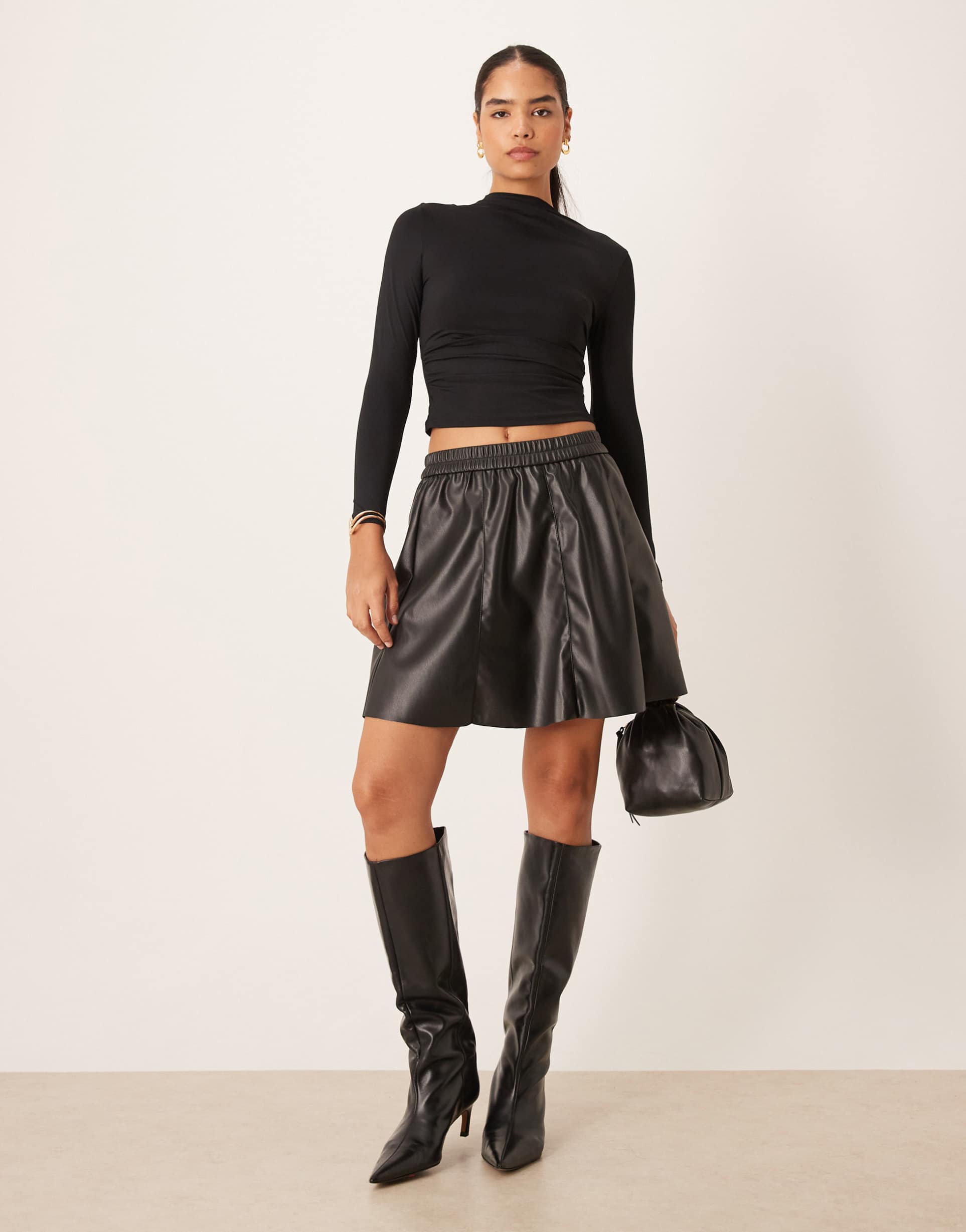 vila faux leather flippy mini skirt in black