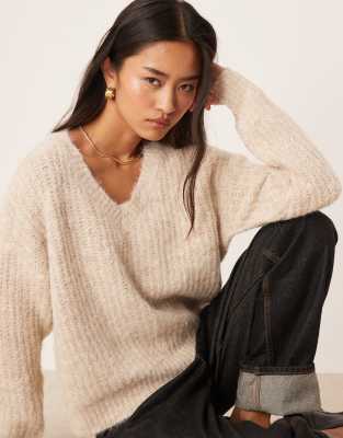 VILA - Flauschiger Oversize-Pullover aus Strick in Creme mit V-Ausschnitt-Weiß