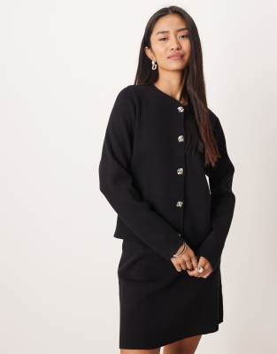 VILA - Gerippte Strickjacke in Schwarz mit gehämmerten, silberfarbenen Knöpfen, Kombiteil