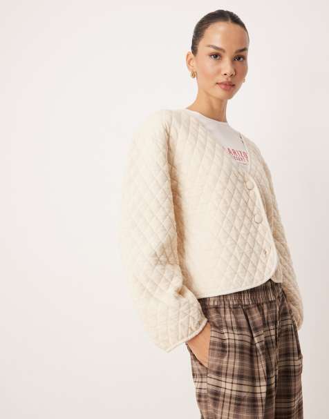 VILA – Gesteppte Cropped-Bomberjacke aus weichem Jersey in Creme - view 1