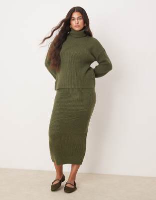 VILA – Gestricktes Set in Khaki, aus Midirock und Rollkragenpullover - view 1