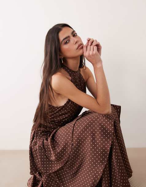 Vila – Gestuftes Neckholder-Maxikleid in Schokobraun mit Punktemuster - view 1