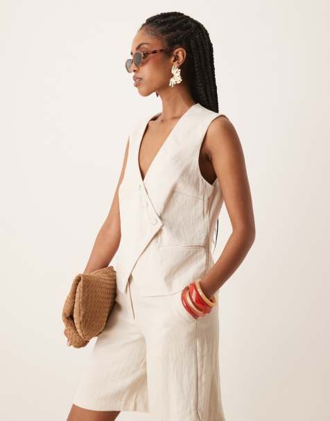 VILA - Getailleerd gilet met asymmetrische sluiting in berkencrème, deel van co-ord set - view 1