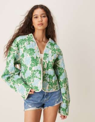 VILA - Gewatteerd jack met gestrikte voorkant in blauw en groene bloemenprint - view 1