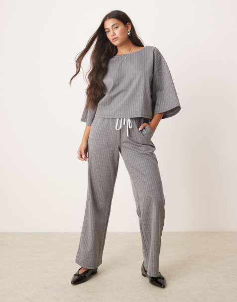 Vila – Grått, kritstrecksrandigt och figursytt set med boxig topp och vida byxor - view 1