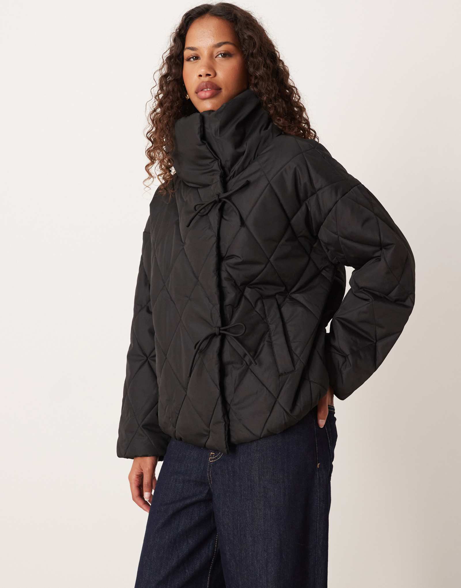 Стеганый жакет Vila с высоким воротом и завязками черного цвета
