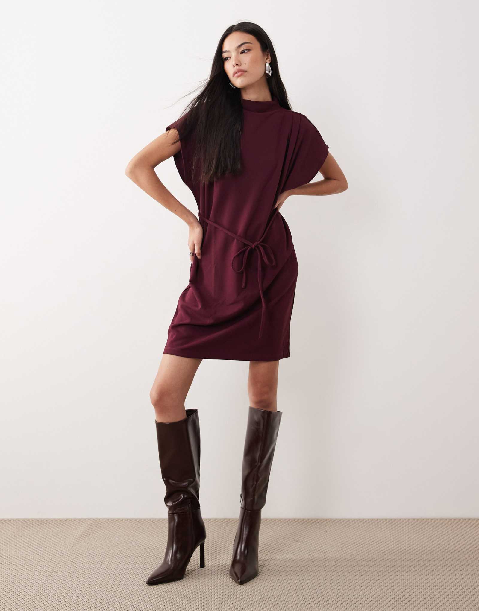 Мини-платье VILA с высоким воротом и завязкой на талии бордового цвета