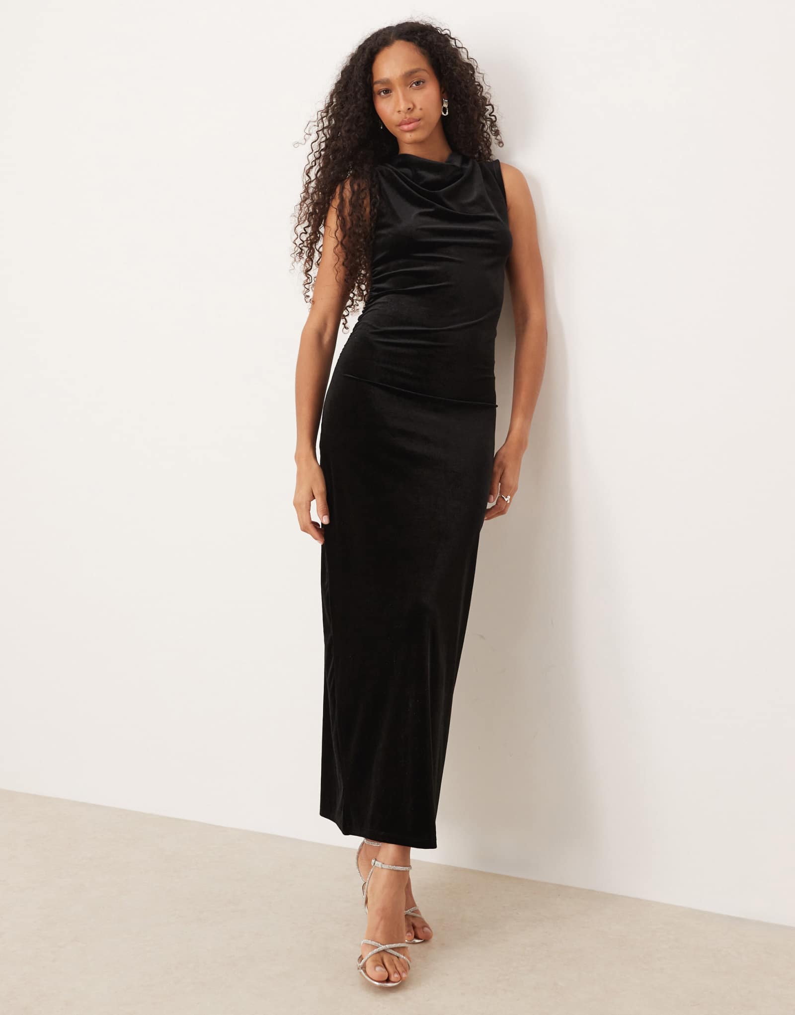 Бархатное макси-платье Vila с высоким воротом и рюшами черного цвета