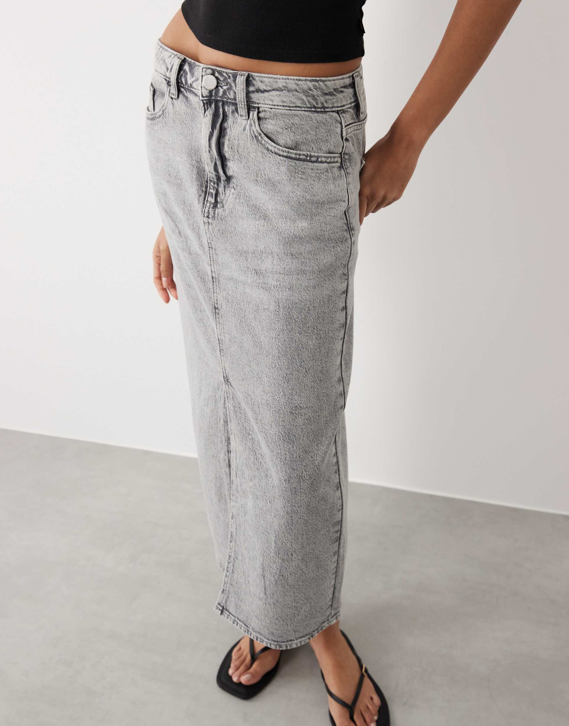 vila high waisted front slit denim midi skirt in light gray