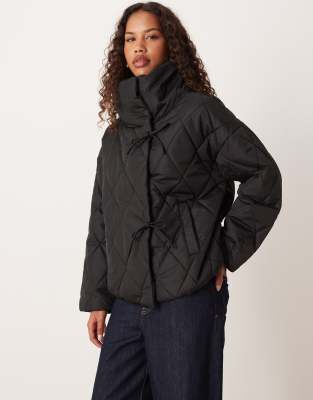 VILA - Hochgeschlossene Steppjacke in Schwarz mit Bindedetail